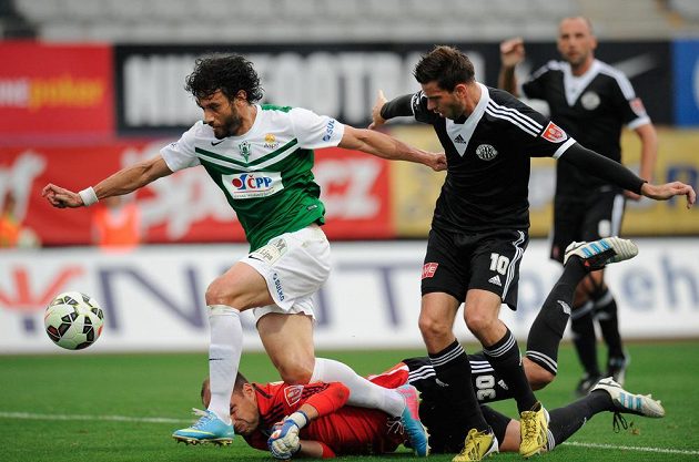 Daniel Silva Rossi (vlevo) z Jablonce a brankář Zdeněk Křížek a Michal Klesa (vpravo) z Českých Budějovic v utkání 8. kola Synot ligy.