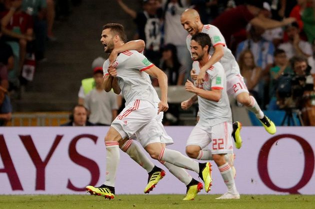 Španělský fotbalista Nacho slaví. Na mistrovství světa dal parádní gól Portugalsku. Spoluhráči se ho snaží dohnat, aby s ním trefu oslavili.