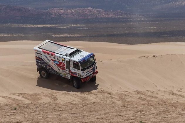 Martin Kolomý projíždí dunovým polem při čtvrté etapě Rallye Dakar.