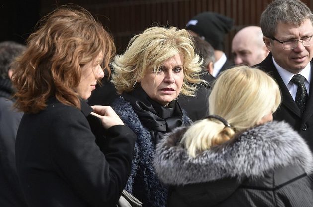 Zhruba pět stovek lidí se přišlo v Jihlavě rozloučit s hokejovou legendou Josefem Augustou. Na snímku je uprostřed Liběna Hlinková.