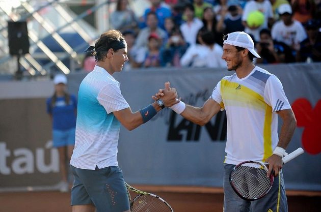Vítězné gesto. Rafael Nadal (vlevo) a Juan Mónaco z Argentiny po výhře nad českým párem Čermák - Dlouhý.