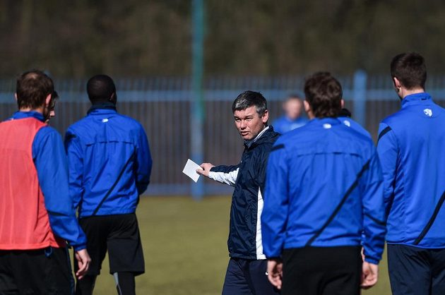 Staronový trenér Slovanu Liberec David Vavruška (uprostřed) na úterním tréninku.