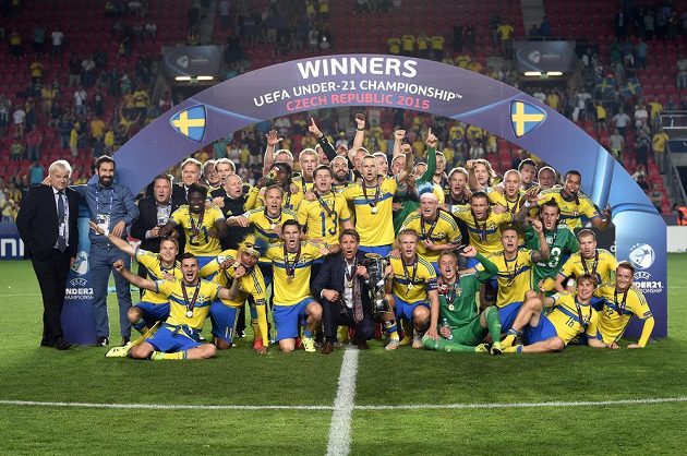 Fotbalová reprezentace Švédska do 21 let slaví v pražském Edenu titul mistrů Evropy.