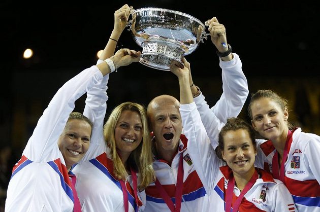 Radost českých tenistek a kapitána Petra Pály z fedcupového triumfu ve Štrasburku.