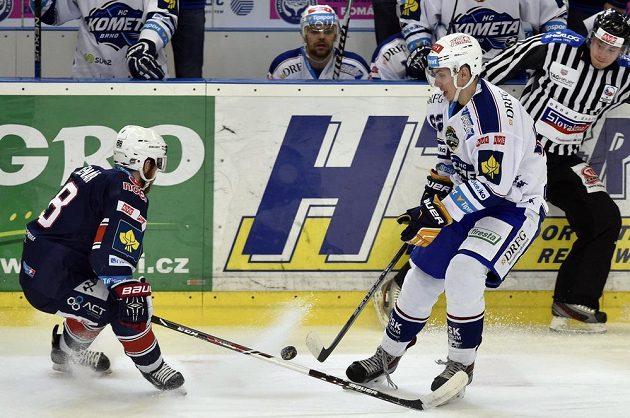Chomutovský útočník Jakub Sklenář (vlevo) a Vlastimil Dostálek z Brna ve čtvrtém utkání předkola play off extraligy.