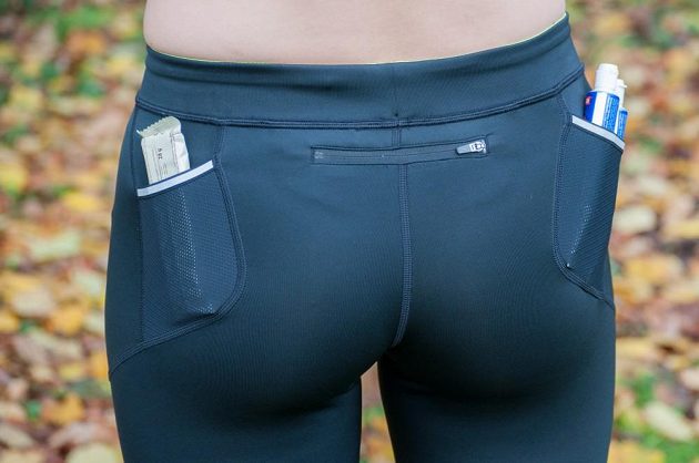 Běžecké legíny Mizuno BG3000 Long Tight - zadní kapsu na zip doplňují dvě síťované postranní.