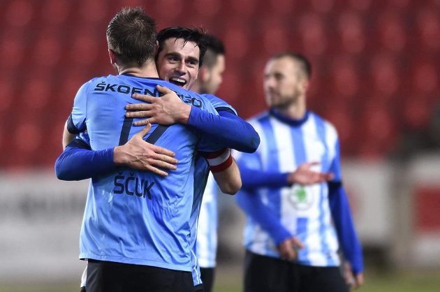 Fotbalisté Mladé Boleslavi Jasmin Ščuk a Kamil Vacek se radují po vítězství nad Slavií.