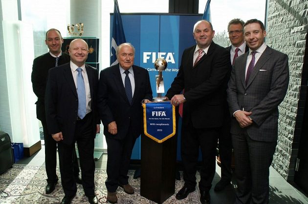 Účastníci jednání FIFA a FAČR (zleva): Jaime Yarza, Petr Fousek, Sepp Blatter, Miroslav Pelta, Jerome Valcke, Dušan Svoboda.
