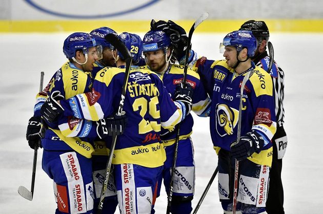Hokejisté Zlína se radují z gólu v dohrávce 25. kola extraligy, kde je jejich soupeřem tým Piráti Chomutov.