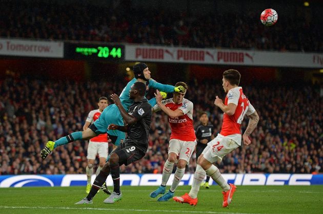 Petr Čech v bráně Arsenalu nedovolil po centru zakončovat liverpoolskému Christianu Bentekemu.