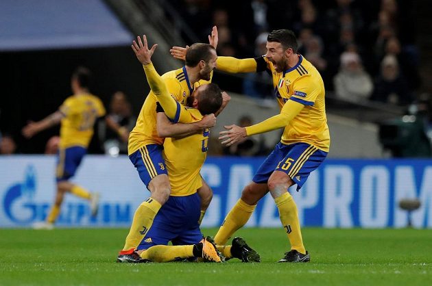 Fotbalisté Juventusu oslavují gól proti Tottenhamu v odvetě osmifinále Ligy mistrů.