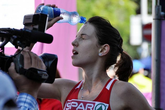 Anežka Drahotová v cíli závodu na 20 km chůze na mistrovství Evropy v Curychu, kde vybojovala bronzovou medaili.