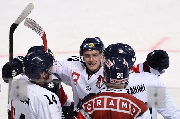 Český útočník Jakub Vrána (uprostřed) oslavuje se spoluhráči z Linköpingu vedoucí gól během osmifinálového utkání Ligy mistrů na ledě Sparty.