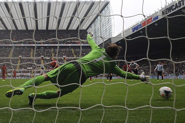 Liverpoolský Steven Gerrard střílí brankáři Newcastlu Krulovi z penalty svůj 100. gól v Premier League.