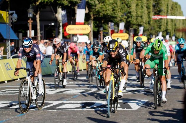 Poslední etapu cyklistické Tour de France s cílem v Paříži vyhrál Belgičan Wout van Aert.
