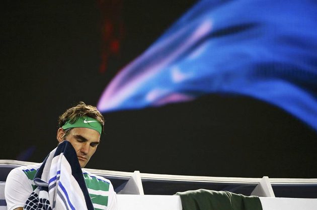 Švýcar Roger Federer během semifinálového zápasu Australian Open se Srbem Novakem Djokovičem.