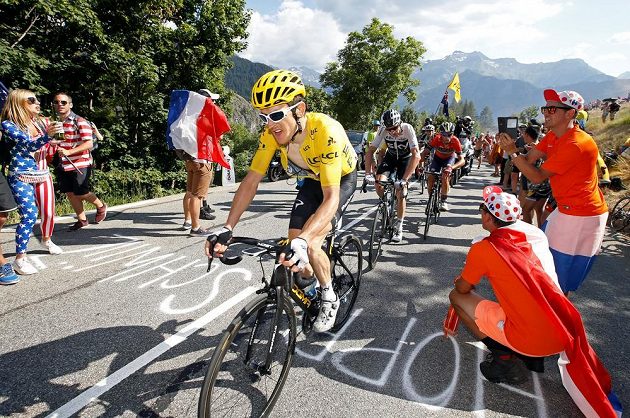 Lídr průběžného pořadí Geraint Thomas ze Sky v čele skupinky, která stoupá na Alpe d'Huez.