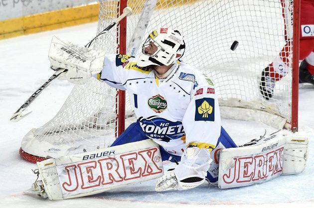 Brankář brněnské Komety Marek Čiliak inkasuje čtvrtý gól v utkání proti Slavii Praha.