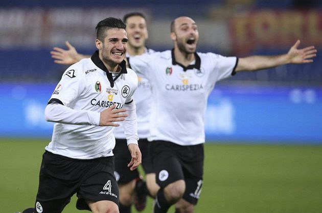 Gennaro Acampora (vlevo) a další hráči Spezie jásají po vstřelení rozhodující branky proti AS Řím v Italském poháru.