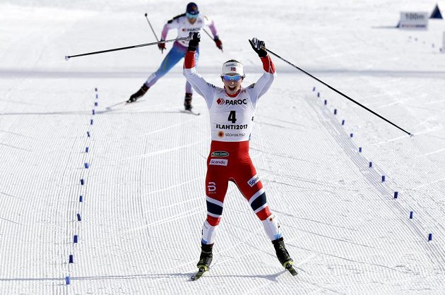Norská běžkyně na lyžích Marit Björgenová se raduje ze zisku rekordní 15. zlaté medaile z MS ve skiatlonu.