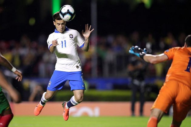 Brazilský fotbalový reprezentant Philippe Coutinho střílí branku do sítě Bolívie v zahajovacím utkání Copy Américy 2019.