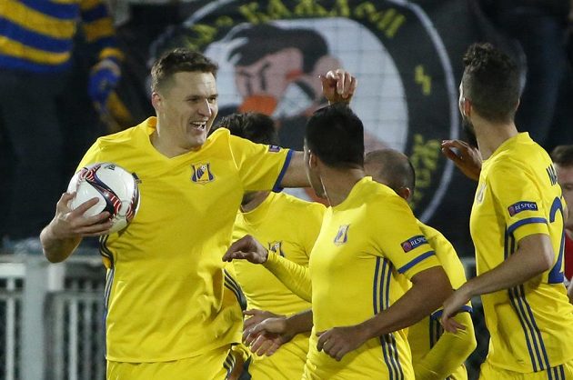 Spoluhráči gratulují Alexandru Bucharovovi (vlevo) z Rostovu ke vstřelenému gólu v zápase EL proti Manchesteru United.