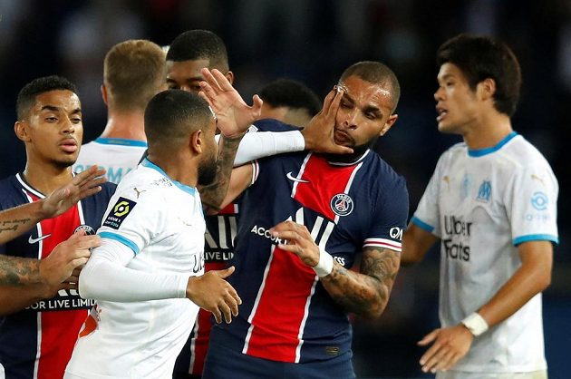 Šlágr francouzské ligy mezi PSG a Marseille byl hodně vyhrocený. K vidění byla potyčka, sudí rozdal pět červených karet.