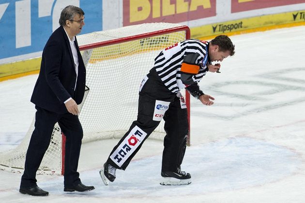 Zraněný hlavní rozhodčí Vladimír Pešina, kterého nechtěně zasáhl hokejkou do obličeje sparťanský útočník Miroslav Forman, musel z utkání odstoupit.
