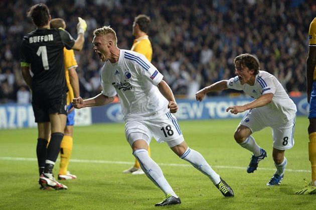 Nicolai Jörgensen (urpstřed) oslavuje se spoluhráčem z Kodaně Thomasem Delaneym (vpravo) svoji trefu proti Juventusu Turín.