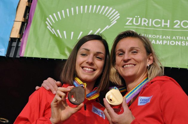 České medailistky z atletického mistrovství Evropy v Curychu. Vpravo zlatá oštěpařka Barbora Špotáková, vlevo bronzová chodkyně Anežka Drahotová.