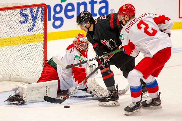 Ruský brankář Amir Miftachov, Dylan Cozens z Kanady a Daniil Žuravljov ve finále MS dvacítek.