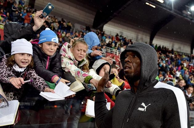 Jamajský sprinter Usain Bolt v obležení fanoušků během atletického mítinku Zlatá tretra.