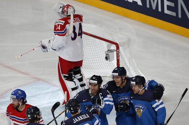 Gólman české hokejové reprezentace Petr Mrázek se občerstvuje poté, co inkasoval v utkání mistrovství světa v Paříži brzký gól od Finska. Branku vstřelil Valtteri Filppula.