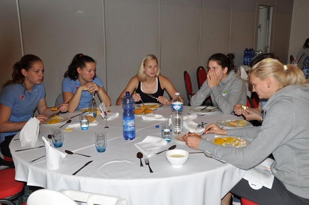 Zleva Alena Hanušová, Tereza Vyoralová, Michaela Zrůstová, Romana Hejdová, Veronika Bortelová a Petra Kulichová na obědě v hotelu ve francouzském Mouilleron-le-Captif, kde jsou ubytovány české basketbalistky na ME.