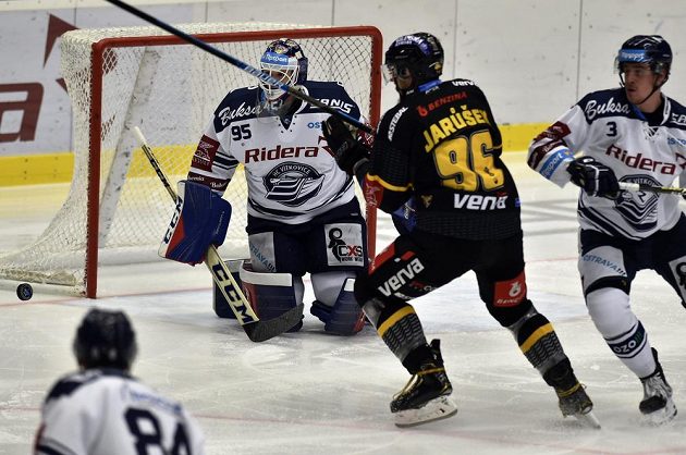 Litvínovský útočník Richard Jarůšek před brankářem Vítkovic Miroslavem Svobodou.