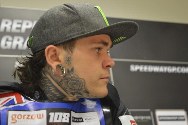 Tai Woffinden po triumfu při GP na Markétě už znovu nasadil poněkud extravagantní ozdoby uší.