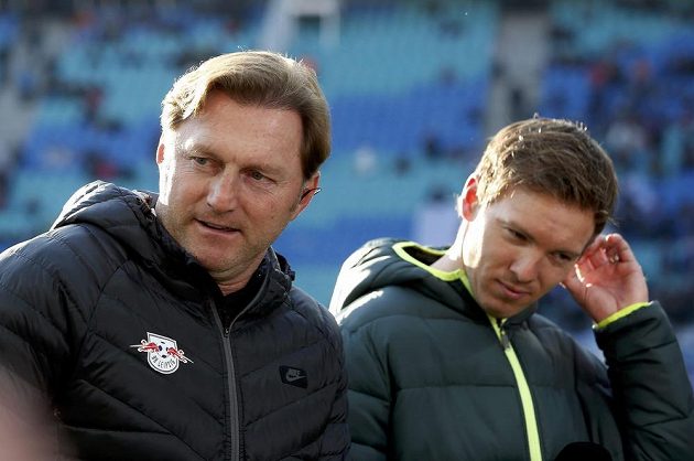 Trenér Lipska Ralph Hasenhüttl (vlevo) a kouč Hoffenheimu Julian Nagelsmann před zápasem.