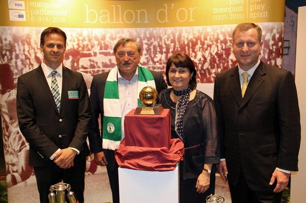 Zleva generální sekretář FAČR Rudolf Řepka, Antonín Panenka, europoslankyně Michaela Šojdrová a předseda Klubu přátel Josefa Masopusta Jiří Hora.