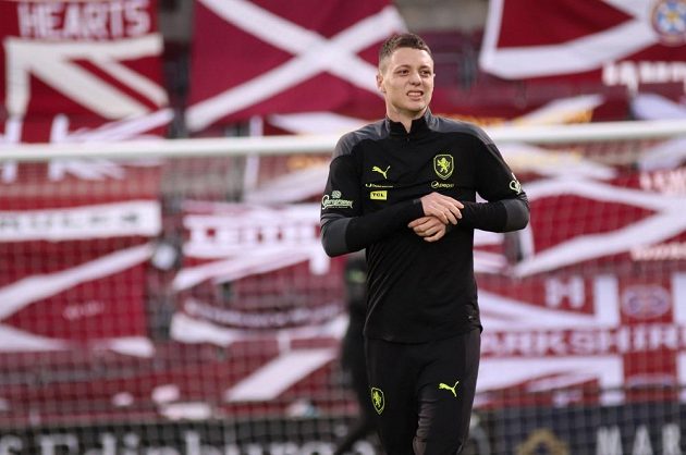Stoper Ladislav Krejčí během předzápasového tréninku fotbalové reprezentace do 21 let na stadionu Heart of Midlothian.