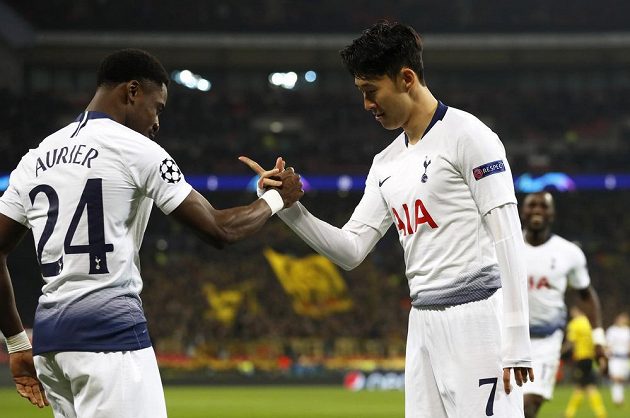 Záložník Tottenhamu Son slaví gól, který vstřelil v Lize mistrů do sítě Dortmundu.