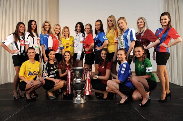 Modelky oděné v dresech šestnácti účastníků fotbalové Gambrinus ligy pózují s novou trofejí pro vítěze soutěže.
