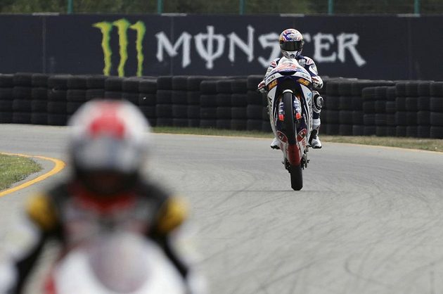 Fabio di Giannantonio oslavuje svůj triumf ve třídě Moto3 na brněnské Grand Prix.
