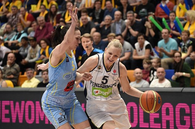 Basketbalistka USK Praha Sonja Petrovičová (vlevo) brání Agnieszku Bibrzyckou z Fenerbahce.