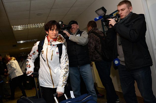Rychlobruslařka Martina Sáblíková před odletem do Soči na Zimní olympijské hry dne 30. ledna 2014 na kbelském letišti.