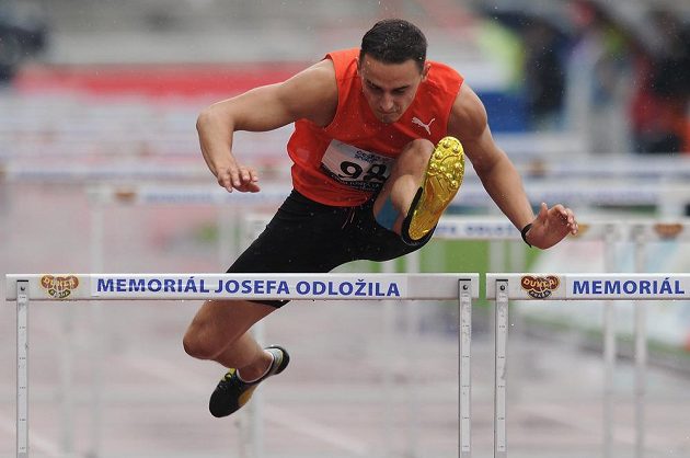 Běžec Martin Mazáč během závodu na 110 m překážek v rámci Memoriálu Josefa Odložila v Praze.