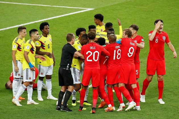 Melu mezi fotbalisty Kolumbie a Anglie musel řešit hlavní rozhodčí Mark Geiger. Vlevo dole leží Jordan Henderson, kterému dal "hlavičku" záložník Wilmar Barrios.