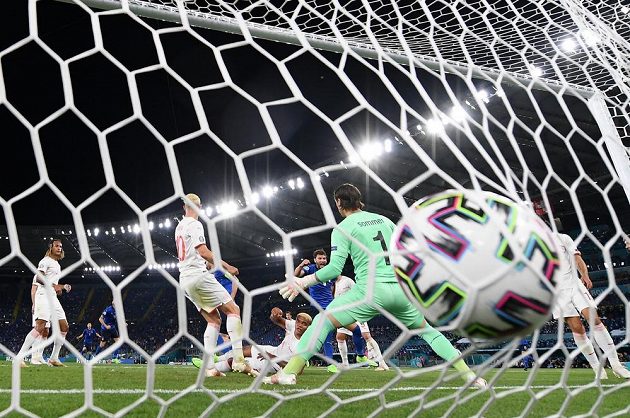 Ital Giorgio Chiellini got the ball into the net of the Swiss goal, but the referee did not recognize the goal.