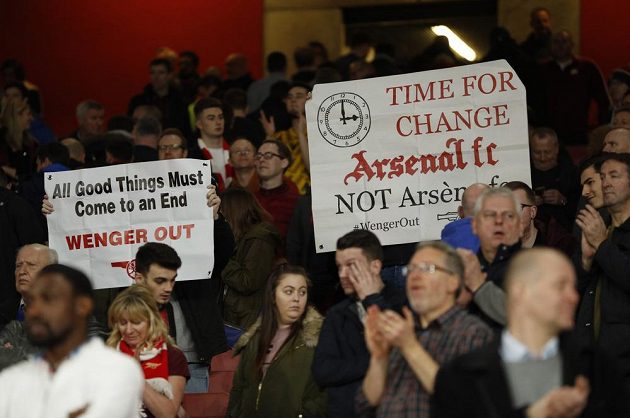 Fanoušci Arsenalu mají jasno, francouzský manažer Arséne Wenger by se měl z klubu poroučet. Nejlépe ihned.