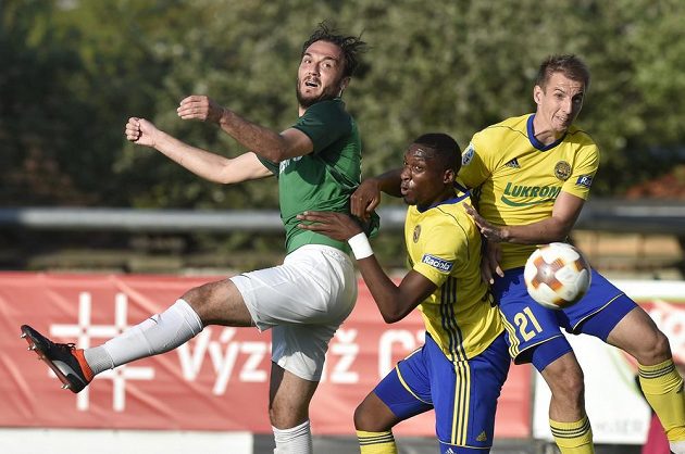 Martin Doležal z Jablonce ve vzdušném souboji o míč se zlínskou dvojicí - Jonathan Bijimine, Josef Hnaníček - v semifinále MOL Cupu.