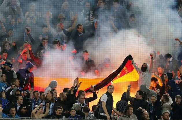 Fanoušci Zenitu Petrohrad pálí na stadiónu Borussie Dortmund německou vlajku.